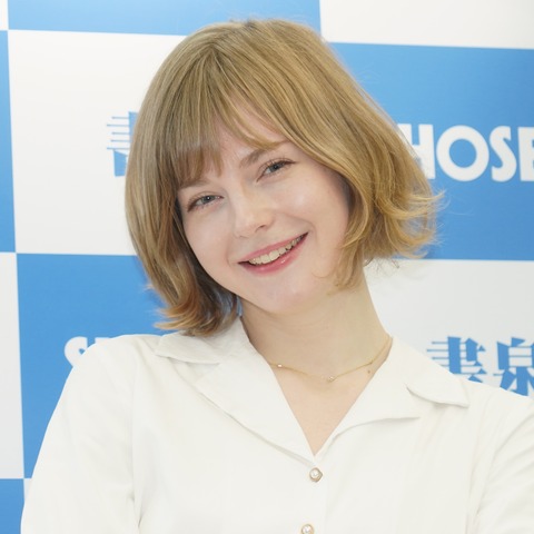 人気YouTuberエラ・フレイヤ、写真集で大胆ランジェリー姿を披露「ポーズと照明がすごくきれい」 画像