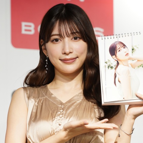 雪平莉左、新作カレンダーで胸元を大胆露出「鎖骨が見えたりしてセクシー」 画像
