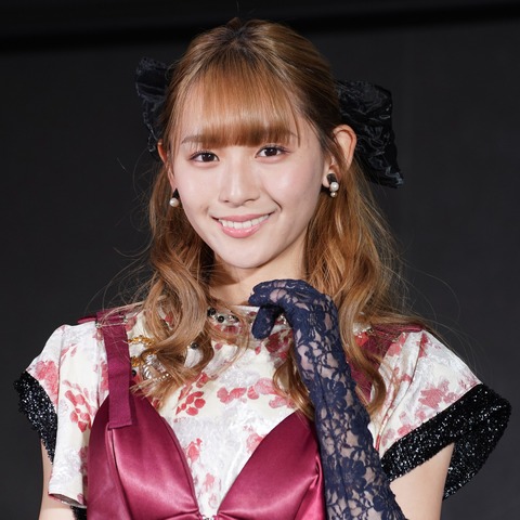 浅川梨奈、4作目のカレンダーのお気に入りは「普通にいそうなアリス」カット 画像