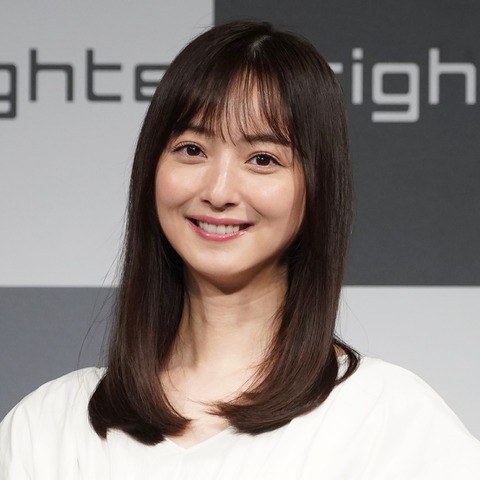 ホワイトワンピで登場の佐々木希、産後の「髪の悩み」は「愛情」で解消！ 画像