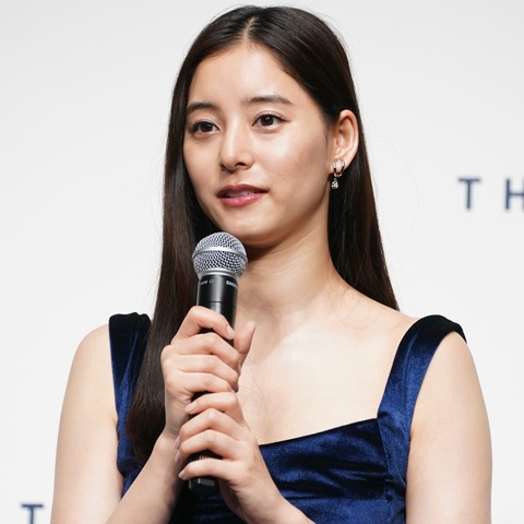 新木優子がボディライン際立つドレス姿で報道陣を魅了、挑戦したいのは「シュノーケリング」 画像