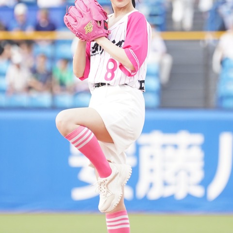 菅井友香がミニ丈パンツスタイルで始球式に登場、‟アイドルらしい”投球フォームを披露 画像