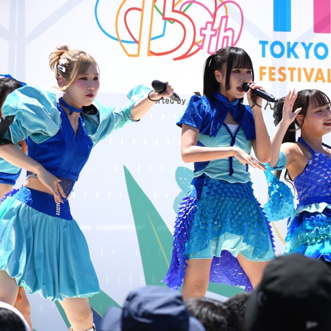 【TIF2025】ambitious、ブルーの衣装&シャボン玉噴射ライブで会場をヒートアップ！ 画像