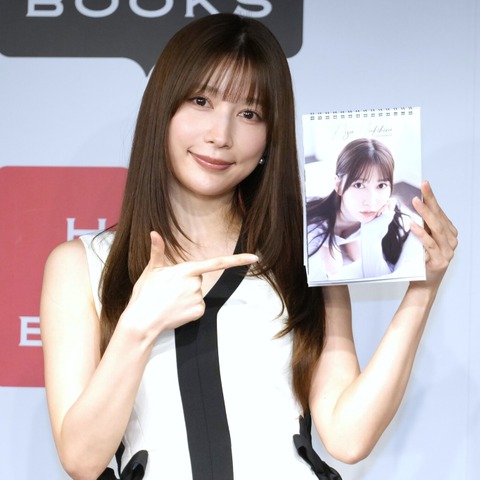 雪平莉左、2026年のカレンダーは「“普段の私の感じ”が出ています！」 画像