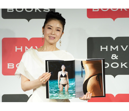 藤あや子　お宝 大胆黒ビキニ姿披露の藤あや子、夫からは「まさか、ポロリするの？」 1枚目の写真・画像 | RBB TODAY