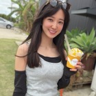 「日本一可愛い剣道女子」佐藤あかり、ショーパン姿で美脚スラリ！宮古島でのオフショット公開 画像
