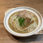 こってりスープの土鍋に肉汁餃子をイン！天下一品×ダンダダン、初のコラボメニューが登場 画像
