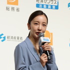 板野友美、美脚際立つミニスカ姿披露！娘とおそろいコーデも 画像