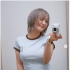 伊藤愛真、ホワイトベージュのショートウルフに！ヘソちらファッションも反響 画像