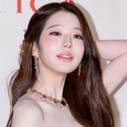インナーを出すスタイル？IVE・ウォニョン、艶やかな誘惑ポーズで紐ワンピを着崩す 画像