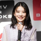 「令嬢すぎる」表紙に登場した出口夏希の衣装に注目 画像