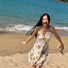 ちばひなの、花柄ワンピースで海辺を駆け回る！ビキニ姿で抜群のスタイル披露 画像