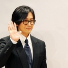 今年で53歳、白髪混じりのロングヘア姿が再び話題…“ヨン様”夫妻一行、ディズニークルーズでの目撃談 画像