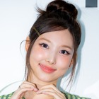 TWICE・ナヨン、眩しい“ビタミン笑顔”にキュン！爽やかお団子ヘアで魅力全開「ありえん可愛さ」 画像
