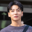 BTS・JUNG KOOK、30kgのダンベルも軽々と…！血管浮き出るバキバキ“肉体美”でファンを魅了 画像