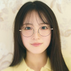 乃木坂46・鈴木佑捺、6期生グラビア企画に登場！メガネ姿やパンを食べる自然体の姿を披露 画像