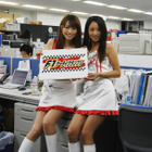 美女2名が編集部を訪問!「F1ケータイグランプリ」プレゼントキャンペーンをアピール 画像