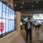 【Interop Tokyo 2011（Vol.34）】会場のノベルティを集めてみた！「LEDライト」や「扇子」「ツボ押し」など様々なグッズ 画像