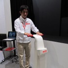 【CEATEC 2011（Vol.16）】ムラタセイサク君の技術を電動歩行アシストカーに応用……村田製作所 画像