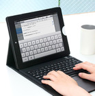 iPad 2をノートPCのように使えるBluetoothシリコンキーボード付きケース 画像