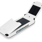 ノートPCや iPhoneなど多彩なデジタル機器に対応する大容量ソーラー充電器 画像