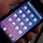 【MWC 2013 Vol.15】ロシア発の2画面スマホ「Yota Phone」に触れた 画像