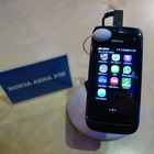 【MWC 2013 Vol.25】体験版LINEをインストールした「Asha」……Nokiaブースで発見 画像