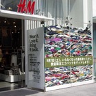 H＆M原宿店、ショーウィンドウが古着でいっぱい！ 画像