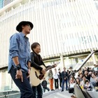 コブクロの電撃ストリートライブに通行人ビックリ！　生歌＆生ギターで1000人魅了 画像