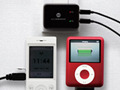 iPodや携帯電話端末を2台同時に充電できるUSB充電アダプタ 画像