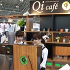 【CEATEC 2014　Vol.47】会場内でコーヒーを飲みながらスマホの充電ができるスポットがある――Qi 画像