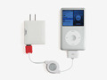 マットな質感のACモバイルアダプタとiPod専用ケーブル 画像