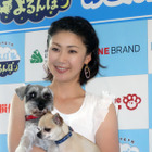 愛犬と登場の古閑美保、「パートナーも犬に慣れて欲しい」 画像