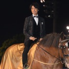 斎藤工、競馬場に騎乗で降臨！　王子様スタイルにファン歓喜 画像