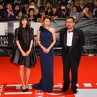 竹内結子＆橋本愛、ダークなドレス姿で出演作を語る「怖がってくれたら…」 画像