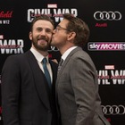 アイアンマンとキャプテン・アメリカがキス?!　カメラが回っていないと… 画像