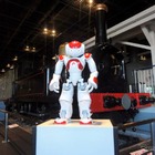 4カ国語対応の人型ロボット「NAO」、鉄道博物館で来場者を案内 画像