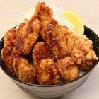 ガスト、カキフライと唐揚げを豪快に盛りつけた丼！その名も「特盛カキからドーーン」 画像