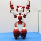 話しかけた言語で対応するおもてなしロボット「EMIEW3」 画像