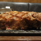 分厚い！ステーキガスト、イチボ熟成肉ステーキを提供開始 画像