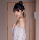 レイザーラモンHGの妻・住谷杏奈、大胆な“手ブラ”や下着カット挑戦 画像