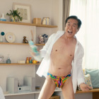 「乳首ドリル」の次は「そんなの関係ねぇ！」西岡徳馬、CMで小島よしおとネタを披露！ 画像