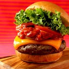 クア・アイナからスパイシーシリーズが登場！今年は「スパイシー厚切りチェダーバーガー」が仲間入り 画像