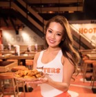 現役HOOTERSガールのトップに初の日本人 画像