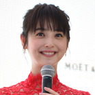 佐々木希、エプロン姿で“夫”を待つ姿を公開！「かわいすぎる」「渡部になりたい」と話題 画像