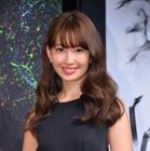 小嶋陽菜、水着がセクシーすぎる！“こじま仲間”アンジャ児嶋と2ショット 画像