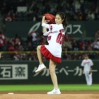 今田美桜、初始球式はノーバン投球ならず！「自己採点は50点ぐらいです」 画像