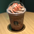 金粉入りのラズベリーパウダーが鮮やかすぎ！スタバの「クリスマス ラズベリー モカ フラペチーノ」を食べてきた 画像