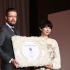 波瑠が「ベストドレッサー賞ウールマーク賞」を受賞！ 画像