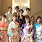 山崎賢人が“いちごポーズ”！『トドメの接吻』出演女優の晴れ着姿も 画像